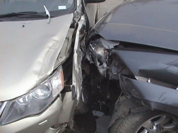 Un minor pus sub control judiciar a furat o maşină şi a făcut accident
